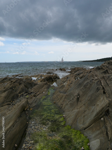 Rock Pools in den Felsen Felsen an der Küste unterhalb des St Mawes Castle auf der Roseland Halbinsel bei Falmouth England photo