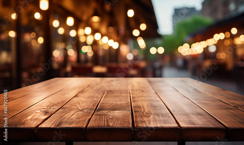 Acercamiento a una mesa rústica de madera vacía de un restaurante en una hermosa calle photo