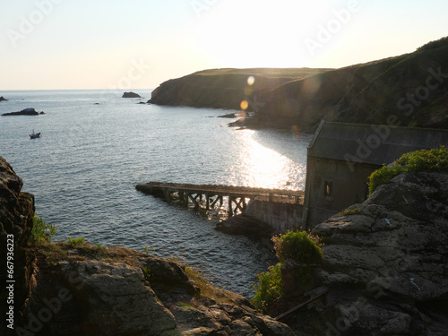 Die Rampe des Rettungsboots am südlichsten Punkt Großbritanniens in der untergehenden Sonne am Abend am Lizard Point in Cornwall, England photo