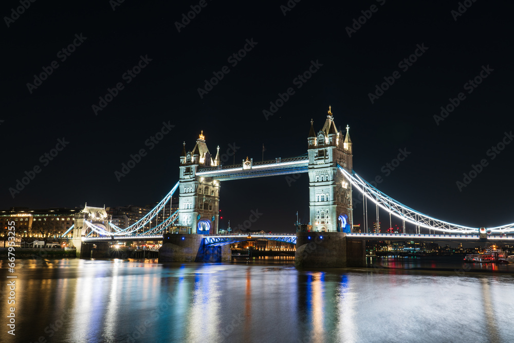 Fototapeta premium Tower Bridge at night in London. England