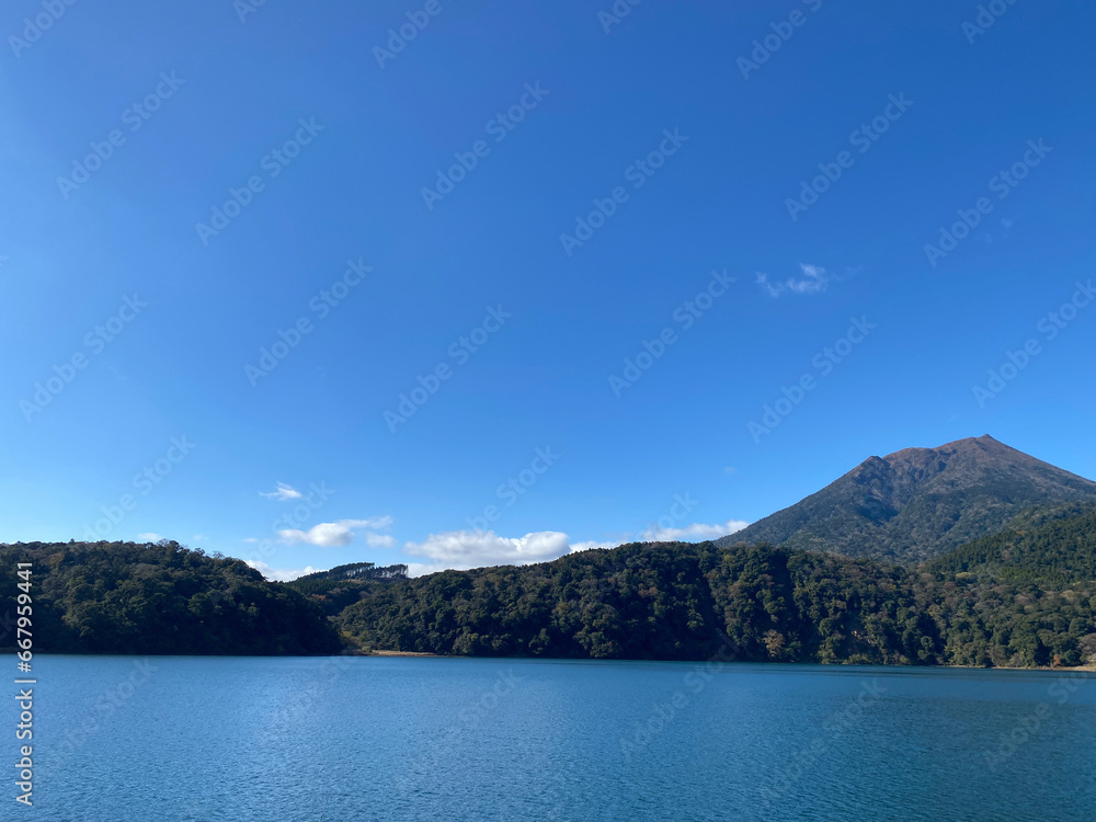 美しい湖と青空