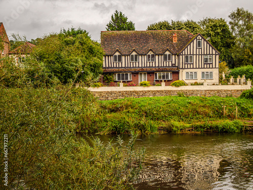 Foto Tudor House Across River