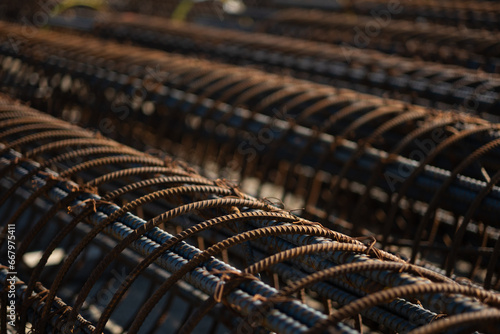 At a construction site, there is an array of round mesh reinforcements for building concrete support columns. The circular rebar rings fade away into the distance, expressing the scale of the project.