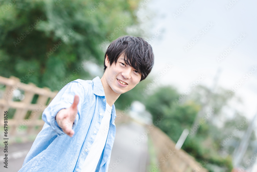 笑顔で手を差し伸べる男性 A man looking back with a smile 笑顔で手を差し伸べる男性 A man looking back with a smile