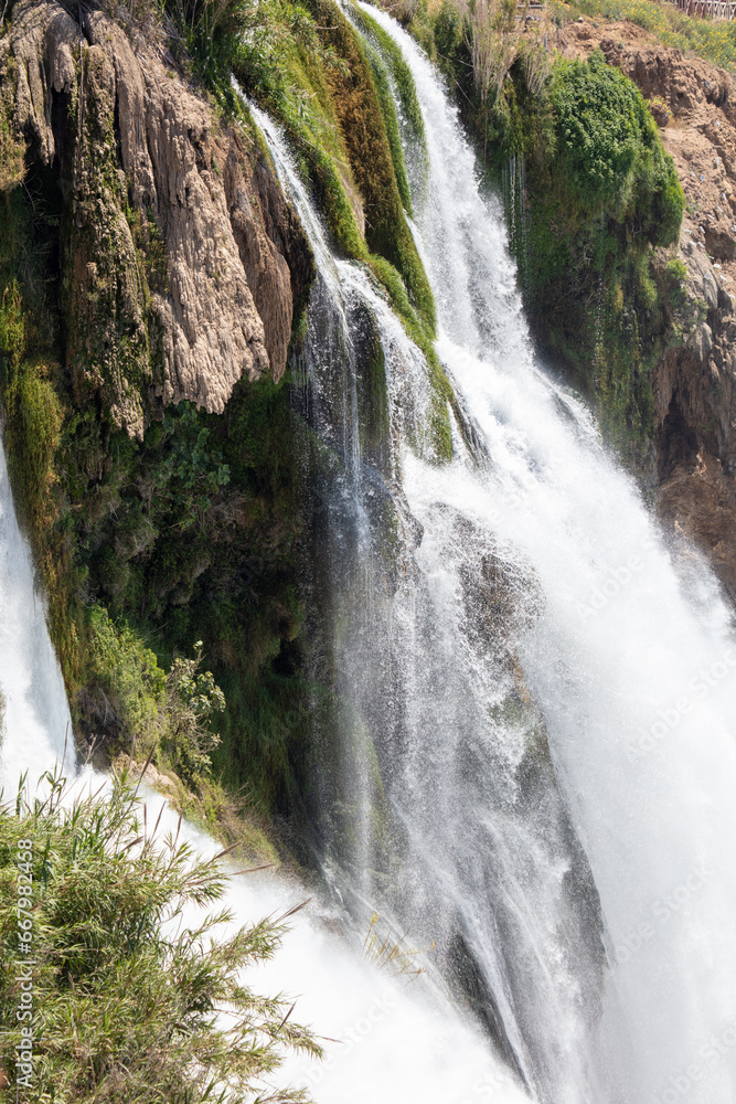 Naklejka premium Big waterfall from the mountain in nature