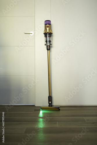 фотографія We have a large vacuum cleaner to help us with household chores so we can devote more time to our lifestyle, work or family