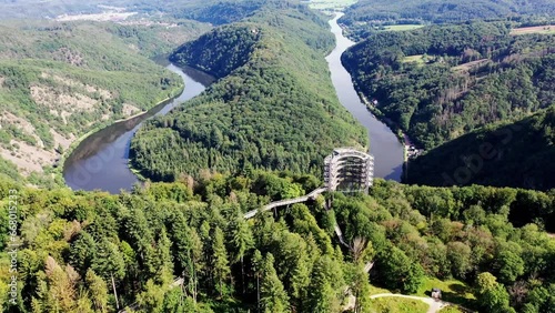 Luftaufnahme der Saarschleife. Die Saar windet sich durch das Tal und ist von grünen Wäldern umgeben. Orscholz, Mettlach, Saarland, Deutschland