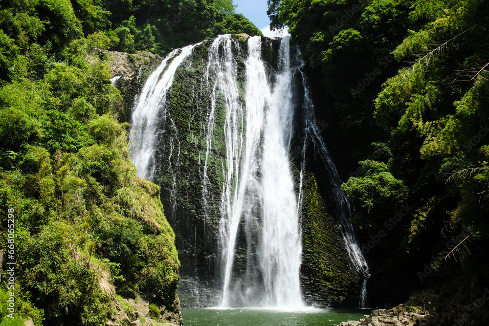 Obraz premium 勢いよく落水する龍門滝