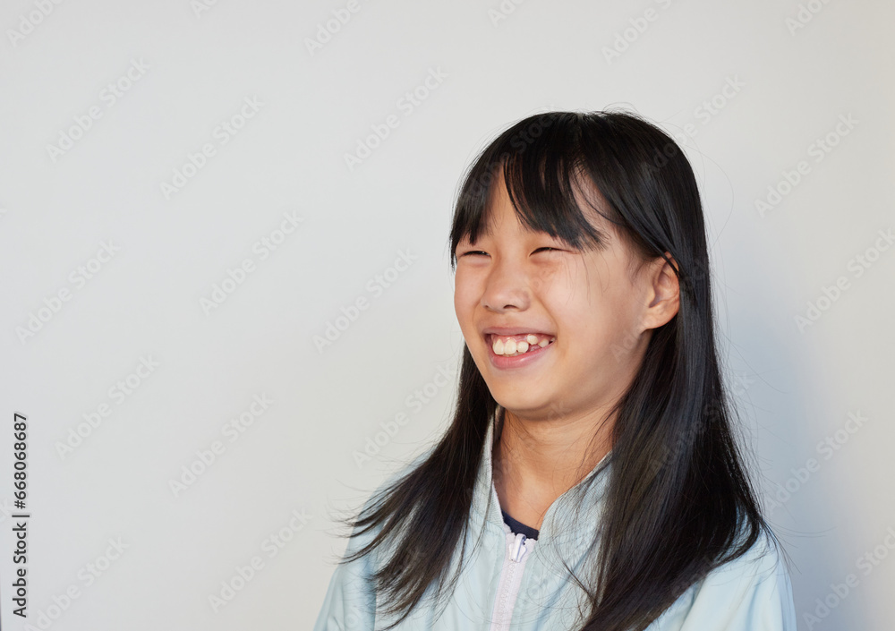 元気で笑う小学生の女の子の様子 元気で笑う小学生の女の子の様子