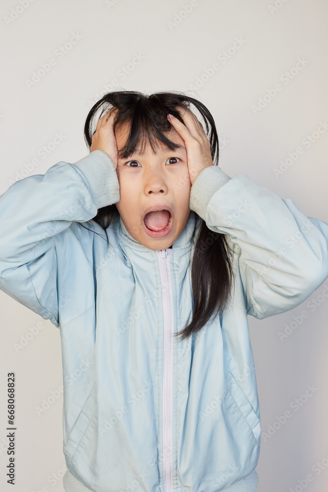 びっくりする小学生の女の子の顔 びっくりする小学生の女の子の顔