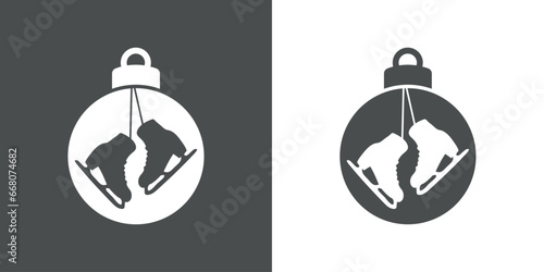 Tiempo de Navidad. Botas para patinaje sobre hielo. Logo con silueta de bola de navidad con un par de patines para hielo colgando de cordones para su uso en invitaciones y felicitaciones