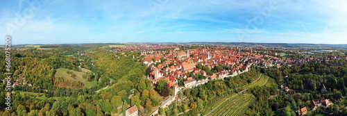 Luftbild von Rothenburg ob der Tauber mit Blick auf die historische Altstadt. Rothenburg ob der Tauber, Ansbach, Mittelfranken, Bayern, Deutschland.
