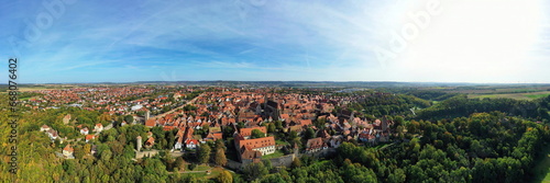 Luftbild von Rothenburg ob der Tauber mit Blick auf die historische Altstadt. Rothenburg ob der Tauber, Ansbach, Mittelfranken, Bayern, Deutschland.