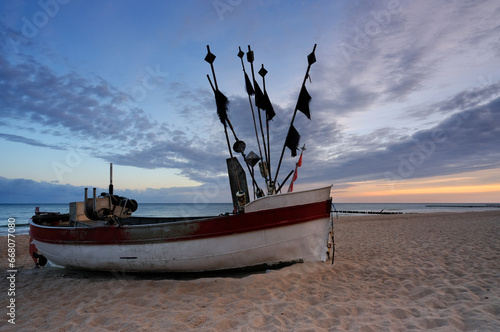 Łódz rybacka na bałtyckiej plaży, Rewal, Polska