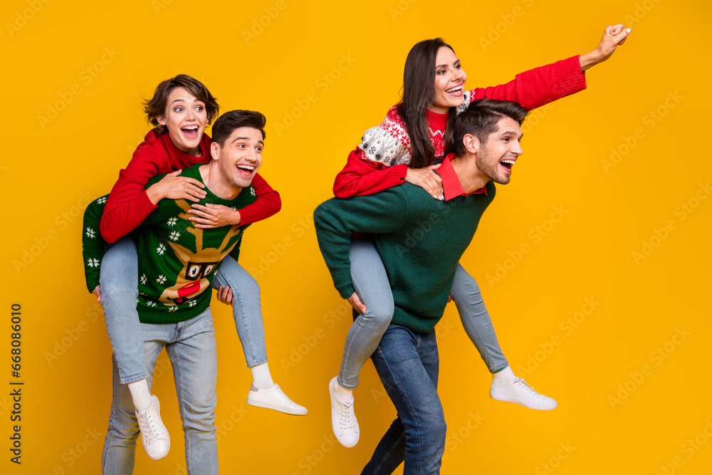 Photo of excited fellows guys piggyback ladies hands up hurry for tradition season new year sales isolated bright color background Photo of excited fellows guys piggyback ladies hands up hurry for tradition season new year sales isolated bright color background