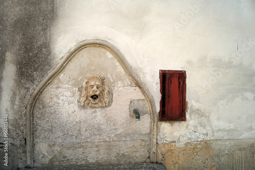 particolare di muro antico di casa padronale di campagna con fontana, muro con particolare di fontana villa mirabello parco di monza photo
