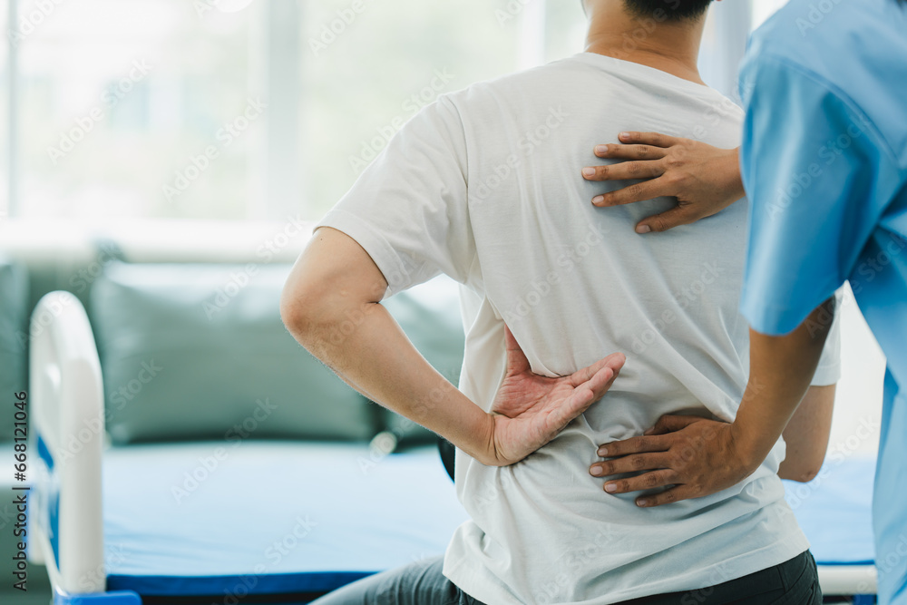 Obraz premium Spine and shoulder physical therapist Chiropractic Pain Treatment Patients with back pain, shoulder pain, treatment, doctor, massage therapist, office syndrome
