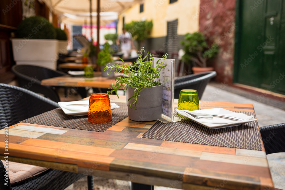 Tavolino apparecchiato all'aperto di ristorante
