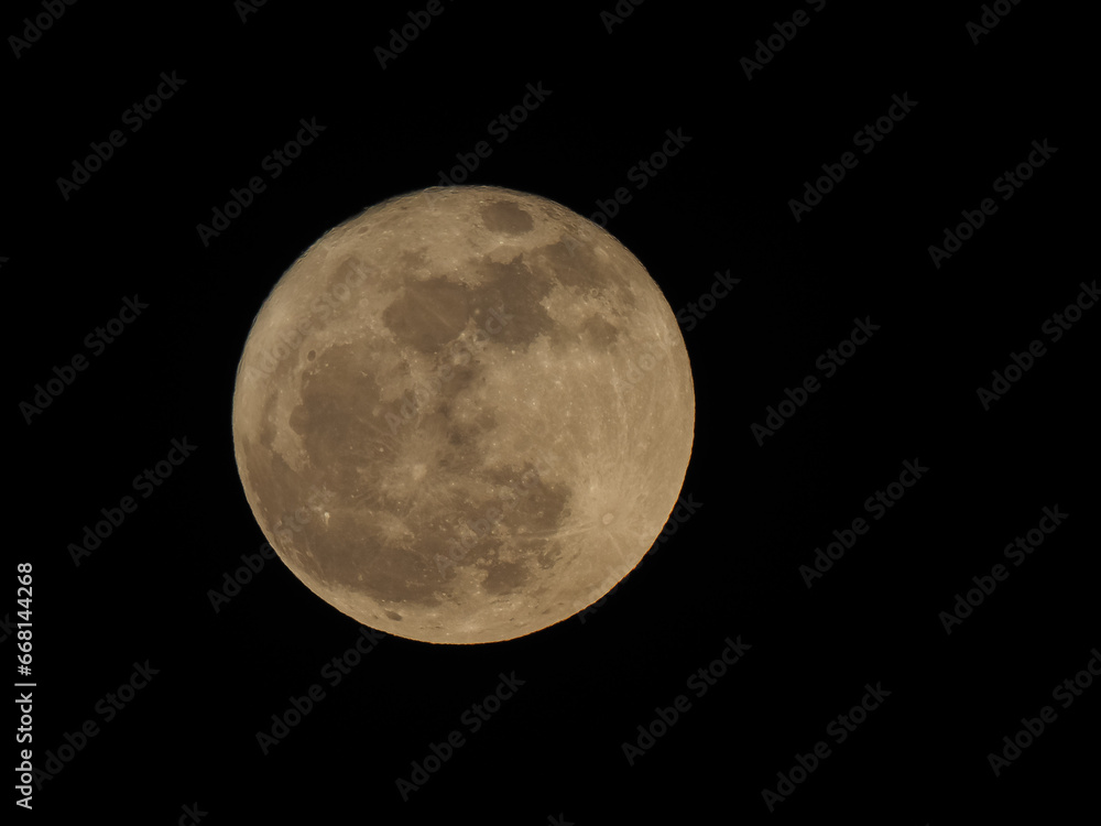 Obraz premium Full moon seen with telescope