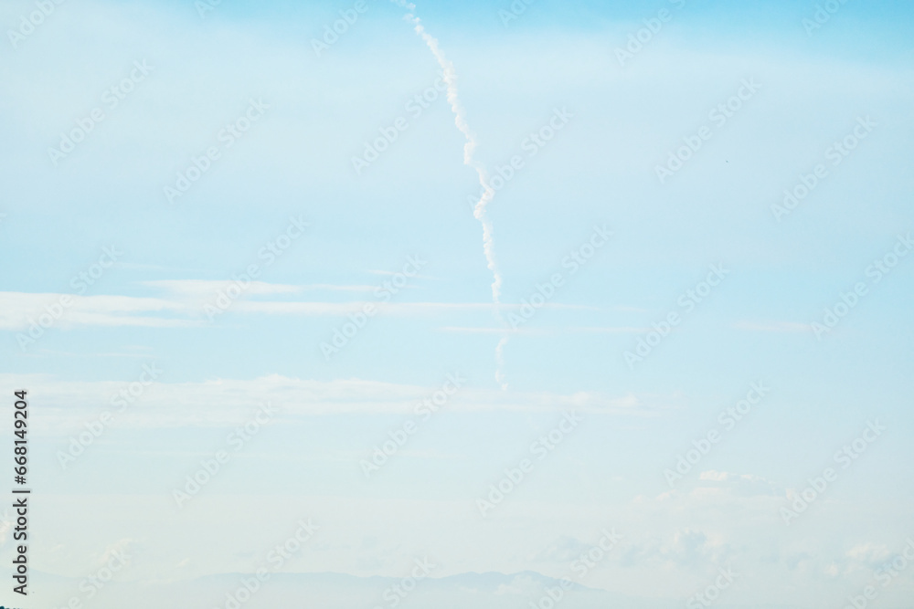空に残るロケット雲の風景