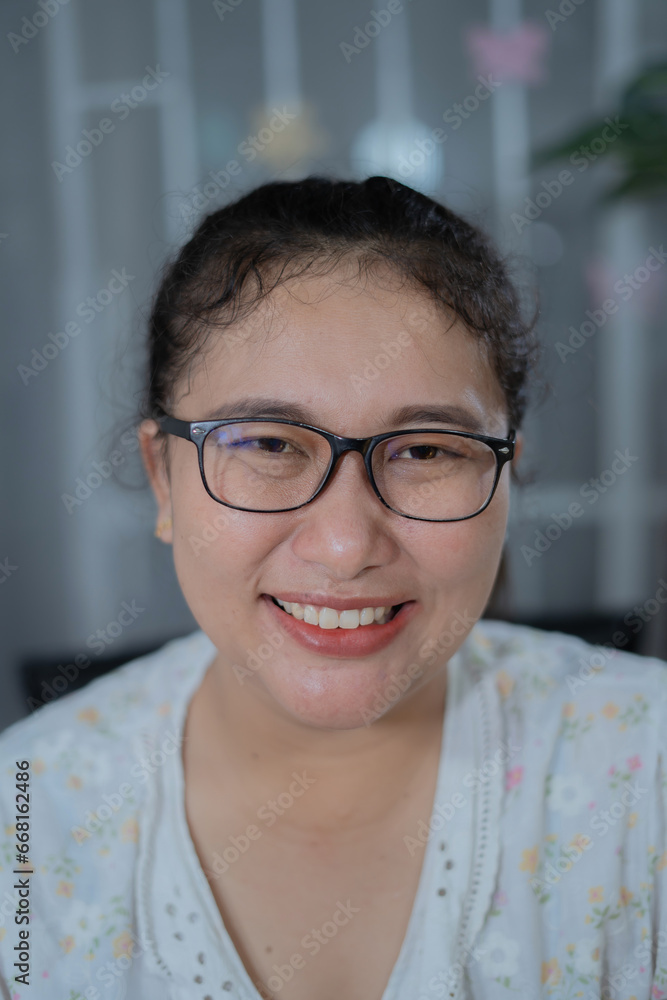 woman wearing eyeglasses woman wearing eyeglasses