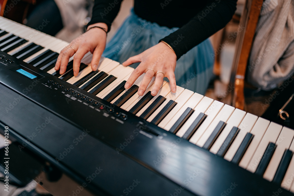 Obraz premium Ein Klavierspieler spielt Musik
