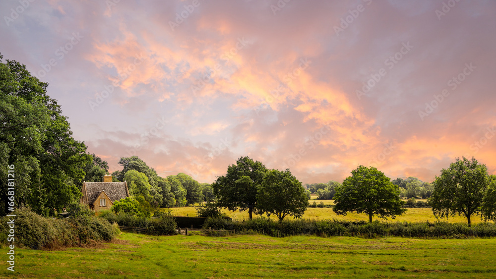 Obraz premium Beautiful sunset in the English countryside 