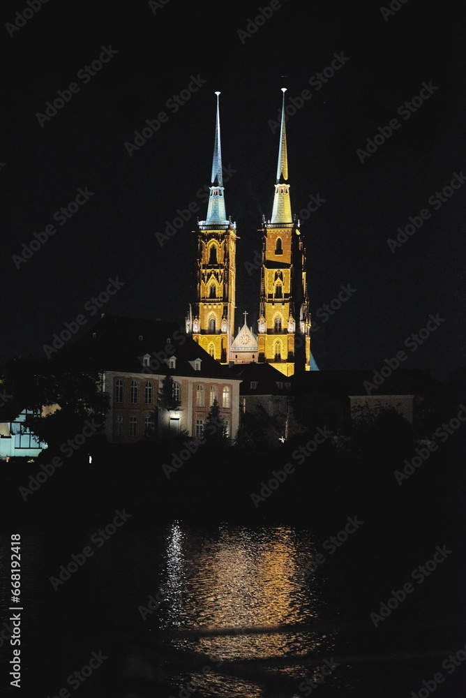 Fototapeta premium street, city, car, architecture, building, road, urban, town, traffic, cars, house, buildings, old, travel, people, cuba, night, houses, Europe, church
