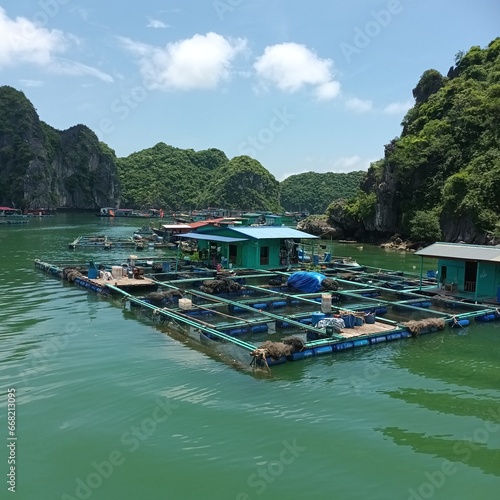 Case galleggianti nella Baia di Lan-Ha nel nord del Vietnam.