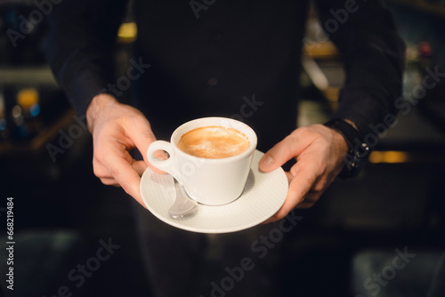 Eine Tasse Kaffe wird im Restaurant serviert photo