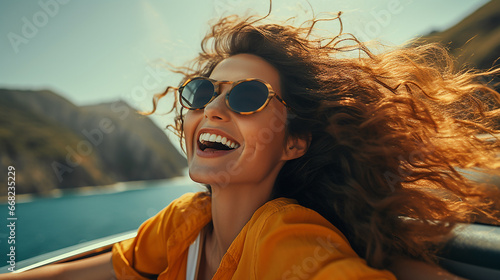 mulher feliz aproveitando a viagem de verão na Itália, aventura luxuosa em cabrio, riqueza e estilo de vida de liberdade photo