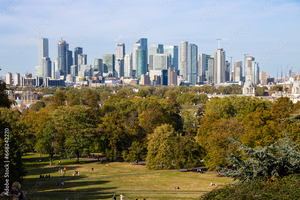 Obraz premium Beautiful cityscape with Canary Wharf background at Greenwich Park in the UK