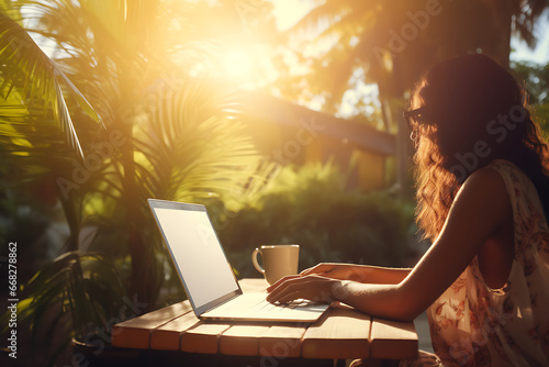 Joven profesional tele trabajando al aire libre con su portátil y taza de café