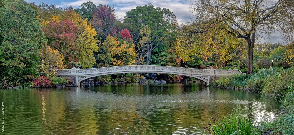 Fototapeta premium Bow bridge in late autumn