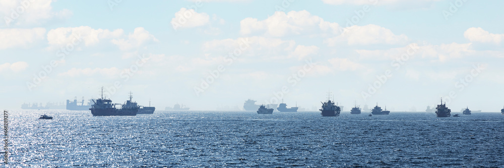 There are many ships in the roadstead. There are many ships in the roadstead.