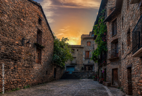 Obraz na płótnie Aínsa is a Pyrenean town in the province of Huesca, in the region of Sobrarbe and the Autonomous Community of Aragon. w salonie