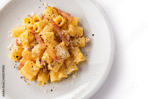 Piatto di pasta alla carbonara, tipica ricetta romana di pasta condita con uovo, guanciale, pecorino e pepe nero, cibo italiano, cucina europea 