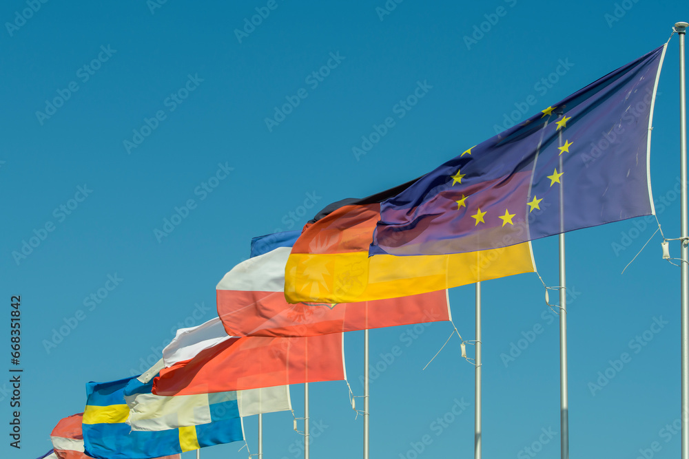 Internationale Fahnen im Wind