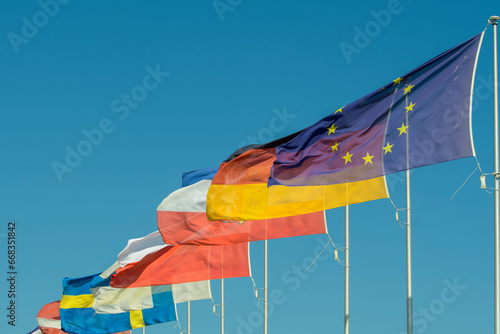 Obraz na płótnie Internationale Fahnen im Wind w salonie