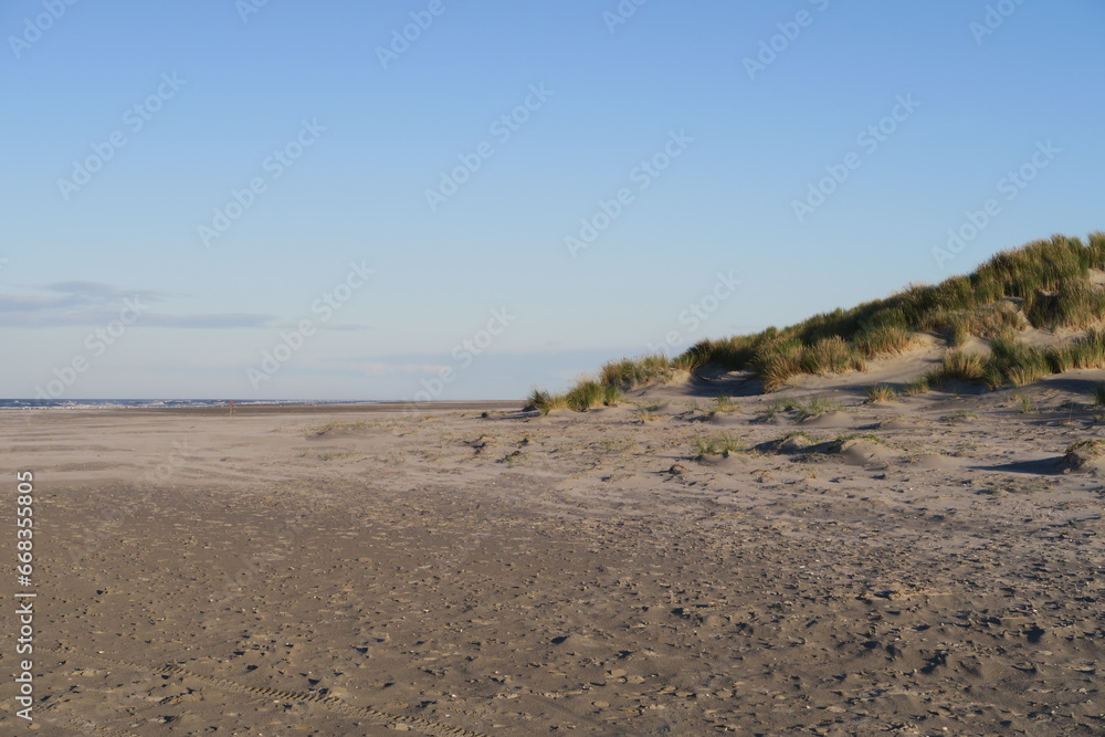 Diese Sanddünen reichen auf der holländischen Nordseeinsel Schiermonnikoog an den Strand. Gesehen an einem sonnigen Herbsttag. Diese Sanddünen reichen auf der holländischen Nordseeinsel Schiermonnikoog an den Strand. Gesehen an einem sonnigen Herbsttag.