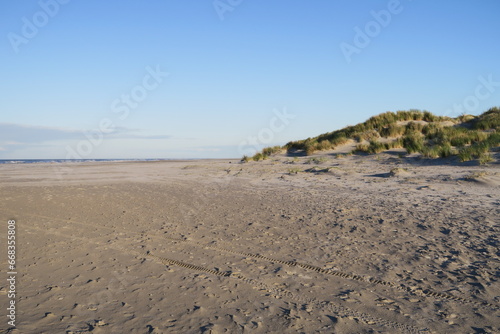 Der Strand der niederländischen Nordseeinsel Schiermonnikoog ist sehr breit zwischen der Nordsee und den Dünen. An diesem Nachmittag im Herbst scheint die Sonne. 