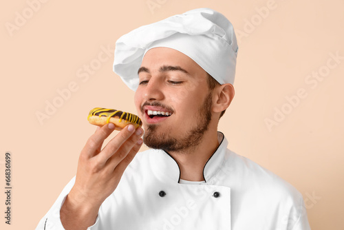Male chef with tasty doughn...