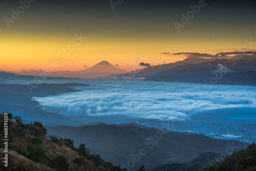 高ボッチ高原での雲海と富士山