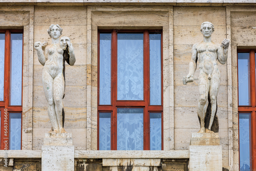 Obraz premium Ancient sculptures in the architecture of the city. Historical and cultural heritage. Background.