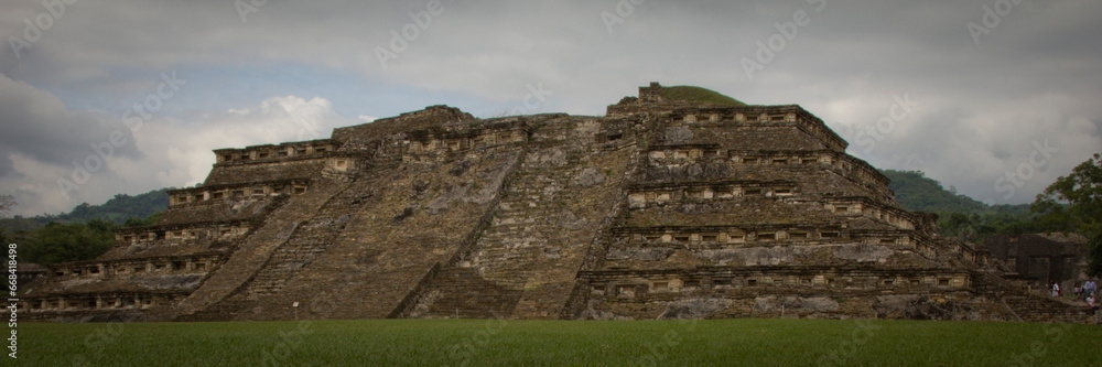 El Tajín es una zona arqueológica precolombina de origen totonaco ubicada cerca de la ciudad de Papantla, Veracruz, México.	