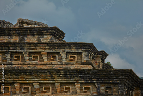 El Tajín es una zona arqueológica precolombina de origen totonaco ubicada cerca de la ciudad de Papantla, Veracruz, México.	 photo