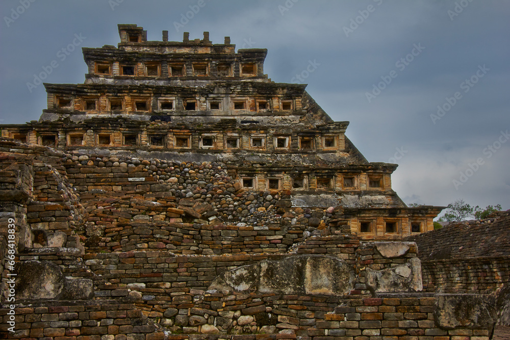 El Tajín es una zona arqueológica precolombina de origen totonaco ubicada cerca de la ciudad de Papantla, Veracruz, México.	
