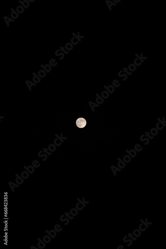 夜空に浮かぶまんまるのお月様 © v_0_0_v