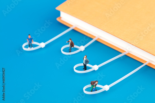 Fotografi People whose minimalist creativity is bound by books