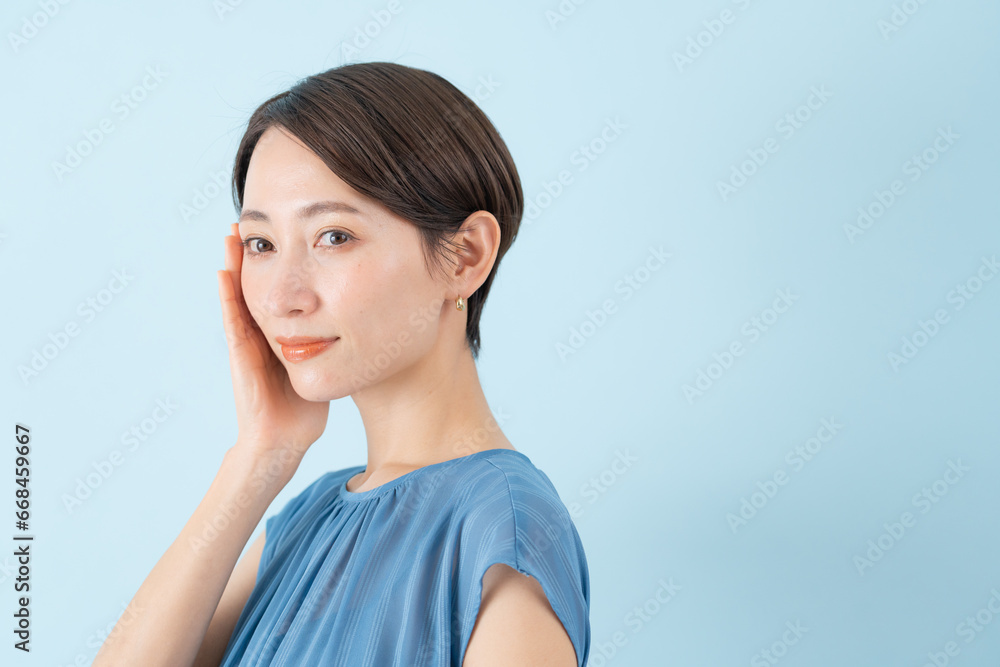 女性・ブルーバック・美容・スキンケア